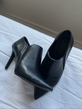 Le Chateau Black Pointed Toe Leather Ankle Heels